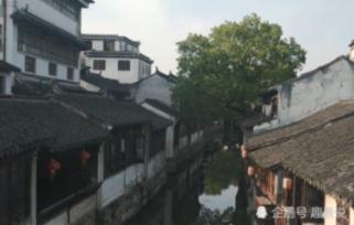一个长方形的周长是84厘米，宽是长的四分之三。这个长方形的面积是多少平方厘米